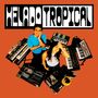 „HELADO TROPICAL” in großer, markanter Schrift. Zwei Personen stehen zwischen Synthesizern, vor orangefarbenem Hintergrund.