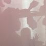 Schatten von Pflanzen und Menschen auf einer rosafarbenen Wand. Eine Hand hebt sich im Vordergrund ab.