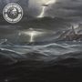 Oben links ein Logo mit Totenkopf und dem Text "10,000 YEARS". Stürmische See, Blitze und Gebäude auf einem Hügel.