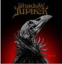 "Shadow of Jupiter" oben, "Bones" unten. Illustration eines Rabenkopfes vor einem roten Hintergrund.