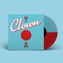„OUTSIDE IS A Clown“ steht in Weiß und Rot auf hellblauem Hintergrund. Eine Schallplatte mit roten und blauen Segmenten.