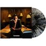 "HARA KIRI" und "honestav" sind zu lesen. Ein Mann sitzt nachdenklich auf einem Bett in einem holzvertäfelten Raum. Vinyl daneben.