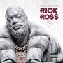 "Set in Stone" und "Rick Ross" in großen Buchstaben, darunter eine marmorartige Büste mit Fellmantel und großem Anhänger.