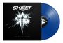 "SKILLET" oben, "AFTER THE STORM" unten. Eine Silhouette vor einer Energieexplosion, dunkler Hintergrund, blaue Vinyl.