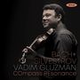 BACH + SILVESTROV, VADIM GLUZMAN, COmpass REsonance. Mann spielt Geigenmusik, seitlich beleuchtet.