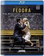 Umberto Giordano, FEDORA, Deutsche Oper Berlin. Personen in inniger Umarmung auf rustikaler Bühne, EuroArts-Logo.