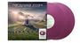 "The Hunger Games: Sunrise on the Reaping, The Album." Zwei lila Schallplatten und eine Landschaft mit Bergen im Hintergrund.