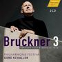 "Bruckner 3, Version 1873 & Adagio 1876, Philharmonie Festiva, Gerd Schaller." Ein Mann lehnt an einer Wand, schaut nach oben.