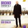 "BRUCKNER SYMPHONY NO. 9", London Philharmonic Orchestra, Gerd Schaller am Strand, eleganter schwarzer Mantel.