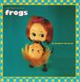 „frogs“, „my daughter the broad“; Eine Puppe mit großen Augen hält einen Kopf in einem türkisfarbenen Hintergrund.