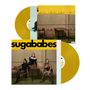 Text: "Sugababes". Drei Frauen in stilvoller Pose, sitzen auf Stühlen und Tisch. Zwei gelbe Vinyl-Schallplatten.