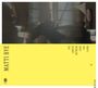Gelber Bereich mit schwarzem Text: "MATTI BYE", "THE LENGTH BETWEEN DUSK AND DAWN IN MINUTES". Unscharfe Silhouette am Klavier.