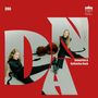 DNA. Anouchka & Katharina Hack. Zwei Frauen in schwarzer Kleidung mit Cello vor rotem Hintergrund.