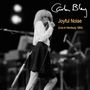 Carla Bley, "Joyful Noise (Live in Hamburg 1984)". Frau singend auf Bühne in Schwarz-Weiß.