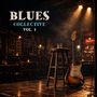 „BLUES COLLECTIVE VOL. 1“ in einer Bar. Eine Gitarre steht neben einem Hocker mit Getränk, umgeben von gedämpfter Beleuchtung.