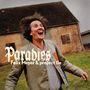 „Paradies, Felix Meyer & project île“. Ein lachender Mann in einem Hof vor einem alten Gebäude.