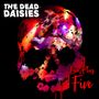 Texte: "THE DEAD DAISIES", "Live Plus Five". Farbiges Totenkopf-Design mit dynamischer Person in Bewegung integriert.