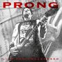 "PRONG" und "LIVE AND UNCLEANSED" in roten Buchstaben, ein Musiker spielt Gitarre vor einem Hintergrund aus Zeitungstexten.