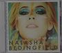 Text: "Strip Me Away", "Natasha Bedingfield". Nahaufnahme einer Frau mit buntem Make-up.