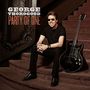 "GEORGE THOROGOOD PARTY OF ONE". Ein Mann mit Sonnenbrille sitzt auf einer Treppe, lächelnd neben einer schwarzen Gitarre.