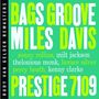 "Bags Groove - Miles Davis" in großen Buchstaben, darunter in kleinerer Schrift: "Sonny Rollins, Milt Jackson, Thelonious Monk, Horace Silver, Percy Heath, Kenny Clarke". Text ist auf einem grünen Hintergrund in verschiedenen Schriftarten und Farben. Links steht "Rudy Van Gelder Remasters" auf schwarzem Hintergrund.