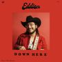 "Eddie 9V", "DOWN HERE". Ein Mann mit Cowboyhut und Brille, lächelt, trägt ein rotes Hemd, hält eine Gitarre vor rotem Hintergrund.
