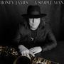 "Boney James A Simple Man". Schwarz-weiß-Foto eines Mannes mit Hut und Sakko, der ein Saxophon vor sich liegen hat.