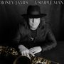 Text: "Boney James A Simple Man." Ein Mann mit Hut und Locken sitzt hinter einem Saxophon. Schwarz-weißes Bild.