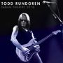 "TODD RUNDGREN SABAN THEATRE 2016" zeigt einen Mann mit Gitarre auf einer Bühne in lebhafter Pose.