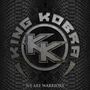 „KING KOBRA“ in großem Text, „WE ARE WARRIORS“ unten. Metallisches Logo auf Schlangenhautstruktur.