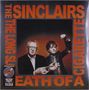 "THE SINCLAIRS" in großen orangefarbenen Buchstaben. Zwei Männer, einer hebt eine Zigarette hoch.