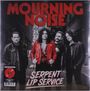 "MOURNING NOISE" und "SERPENT LIP SERVICE". Vier Männer in Lederjacken, einer trägt eine rote Jacke. Hintergrund: Stadtstraße.