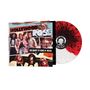 "Hollywood Rose" und "The Roots of Guns N’ Roses" sind zu sehen. Drei Männer posieren, daneben eine Vinyl-Schallplatte in Rot und Weiß.
