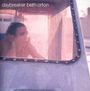 Text: "daybreaker beth orton". Eine Person schaut durch ein Fenster mit einer ruhigen, nachdenklichen Ausstrahlung.