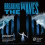 "Breaking the Waves" von Missy Mazzoli & Royce Vavrek. Frau mit ausgebreiteten Armen vor hohen, dunklen Strukturen.