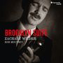 Text: "BROOKLYN SUITE", "ZACHARY WILDER", "ROB MOUNSEY", "harmonia mundi".  
Ein Mann mit Schnurrbart hält ein Mikrofon.