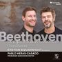 Texte: Beethoven, Complete Piano Concertos, Choral Fantasy, Kristian Bezuidenhout, Pablo Heras-Casado, Freiburger Barockorchester. Zwei Männer lächeln vor einem Porträt von Beethoven. Oben rechts ein Logo von harmonia mundi.