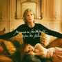 „Marianne Faithfull Before the Poison“, Frau auf Sofa mit Kind, warm beleuchtetes klassisches Interieur.
