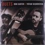 "DUETS RON CARTER & YOTAM SILBERSTEIN"; Zwei Musiker, einer mit Kontrabass, der andere mit Gitarre. Sepia-Ton.