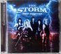"The Storm", "Sweet Surrender", "Remastered Version". Eine Gruppe von fünf Personen vor einem stürmischen blauen Himmel.