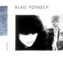 Text: "Blue Yonder". Schwarz-weiße, kontrastreiche Illustration von zwei Personen mit gedecktem Hintergrund.