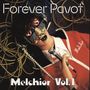 Texte: "Forever Pivot", "Melchior Vol. 1". Eine Puppe mit Kopfhörern hält ein Mikrofon, umgeben von Kabeln.