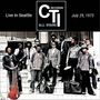 "Live In Seattle", "CTI Records", "All Stars", "July 29, 1973". Eine Gruppe von Menschen steht auf Treppen mit Gepäck.