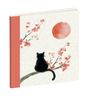 Ein schwarzer Katzensilhouette sitzt auf einem Ast mit rosa Blüten, während die rote Sonne im Hintergrund strahlt.