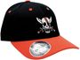 Baseballkappe mit schwarzer Krone, rotem Schirm, weißem Totenkopf mit zwei Schwertern und einem roten Streifen.