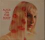 "Alice on the Roof, Nouvel Album." Nahaufnahme eines Gesichts mit blondem Haar, das rote Markierungen hat.
