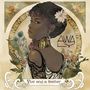 „Five and a feather“ und „AWA LY“. Eine Frau in einem kunstvollen Stil, umgeben von Blumen und Federn.