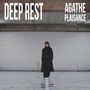Texte: "DEEP REST" und "AGATHE PLAISANCE". Eine Person in schwarzer Kleidung steht allein in einem leeren Raum.