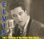 "ELVIS" steht vertikal links, unten: "1961: The King of the Whole Wide World...". Schwarz-Weiß-Bild eines Mannes am Mikrofon.