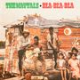 "The Maytals Bla-Bla-Bla." Eine Gruppe von Menschen vor einer bemalten, rustikalen Behausung, ein Mann spielt Gitarre.